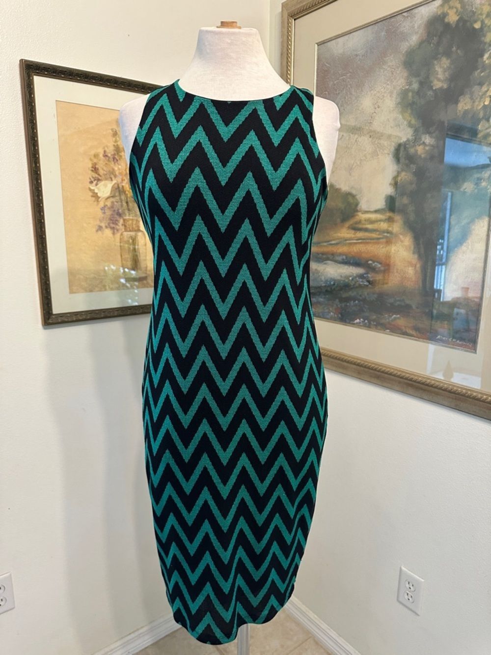 Veronica M. Sleeveless Chevron Knit Dress in Green and Black Size Medium